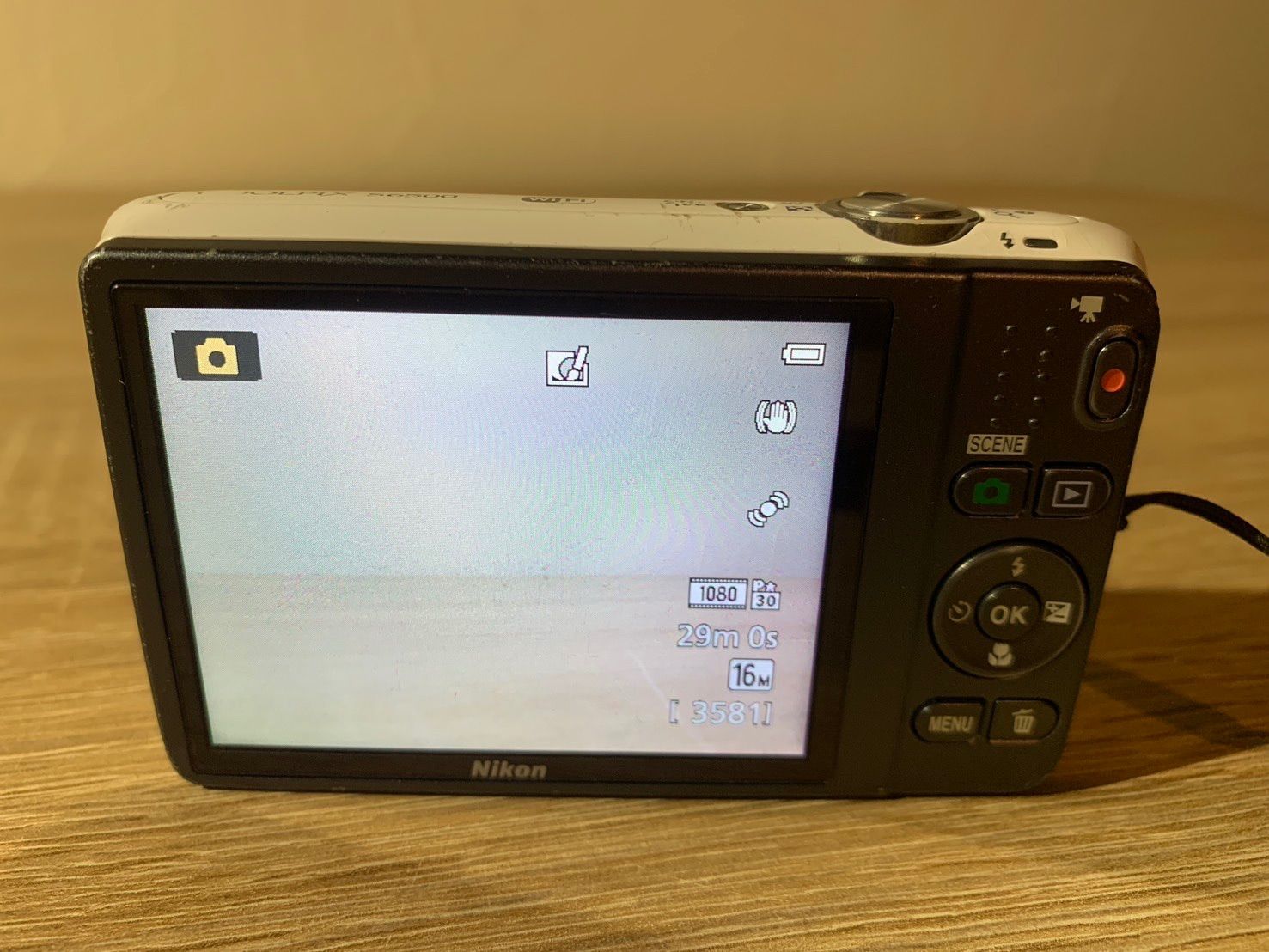 ホワイト デジカメ