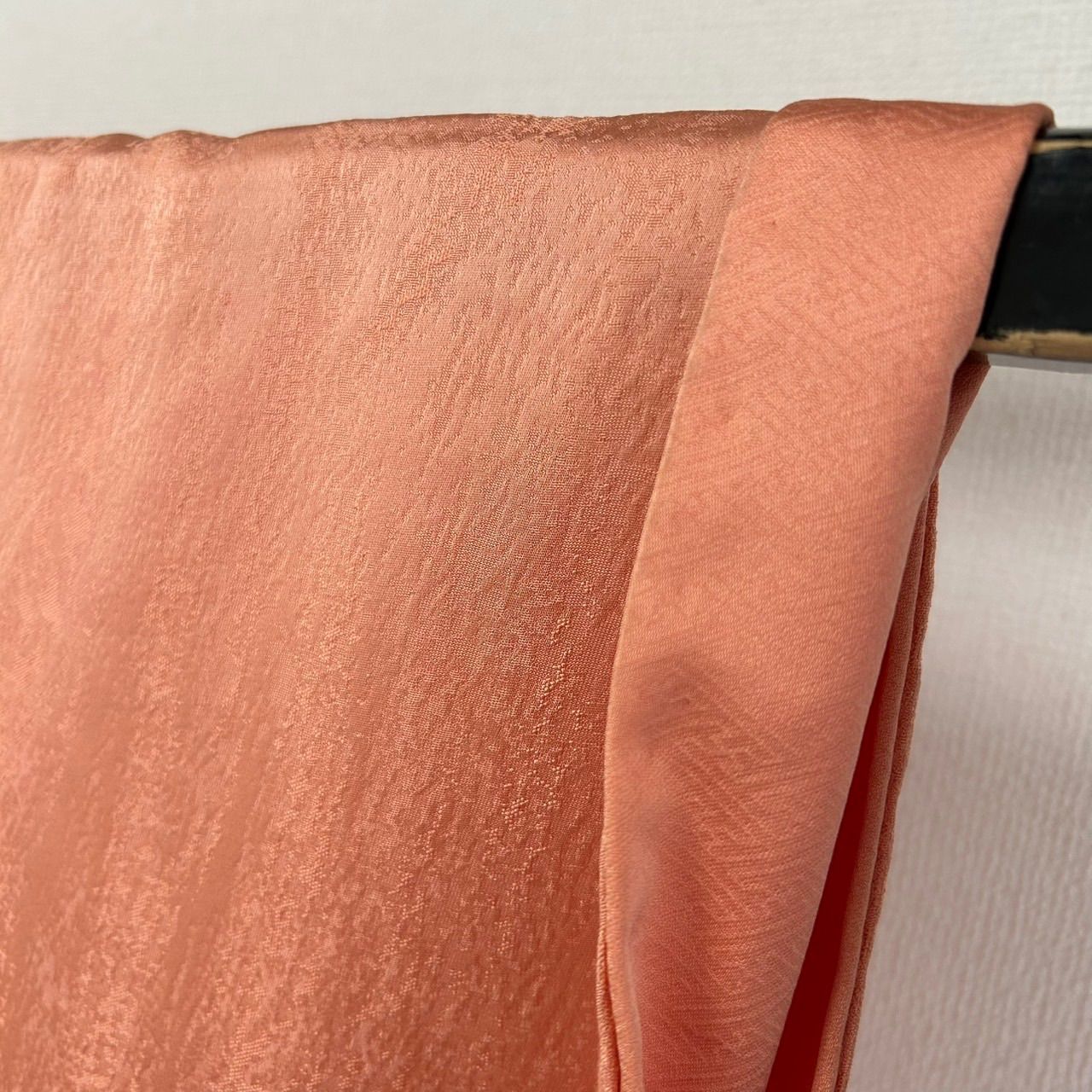 はな♡プロフご一読を ◆685と610の2点◆未使用◆正絹袷色無地　紋縮緬 a16【特価】美品 抽象模様織り出し 一つ紋 正絹 色無地 裄 65.5 - メルカリ