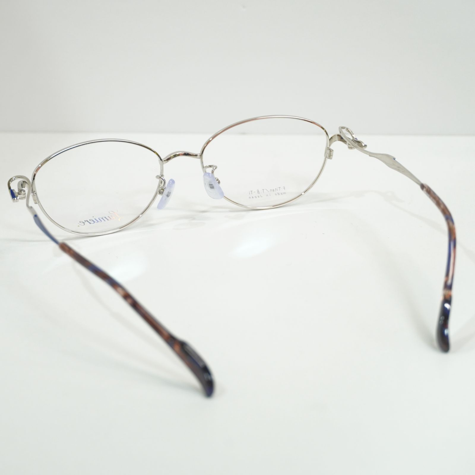 鮮やかなブルーとシルバーのメガネフレーム 日本製