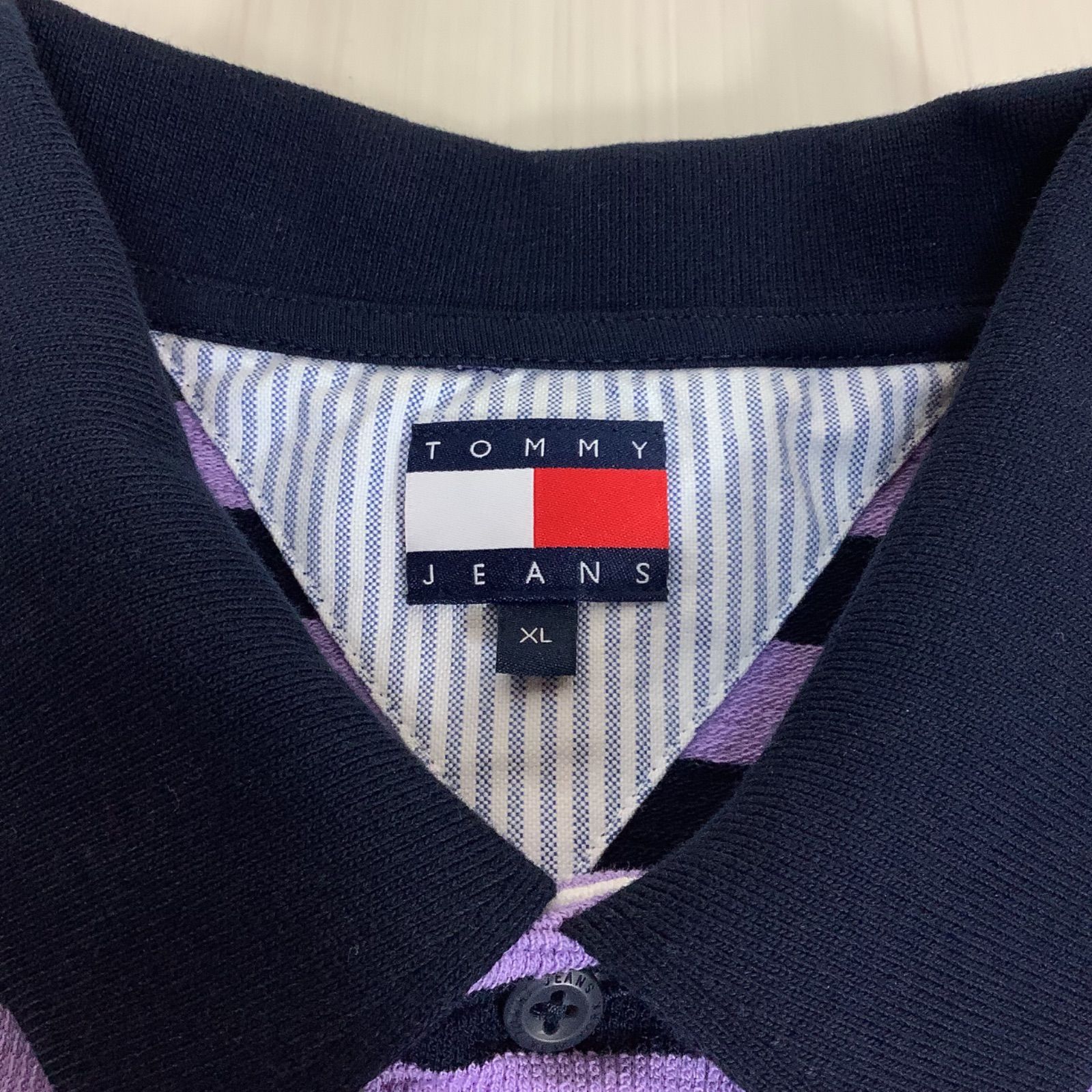【美品】【定価15,400円】TOMMY HILFIGER トミーヒルフィガー 90sグラフィックショートスリーブラグビープルオーバー XL ボーダー パープル プリント 刺繍ロゴ 着丈75.5cm 肩幅51cm 身幅(脇下)57cm 袖丈29cm【古着】