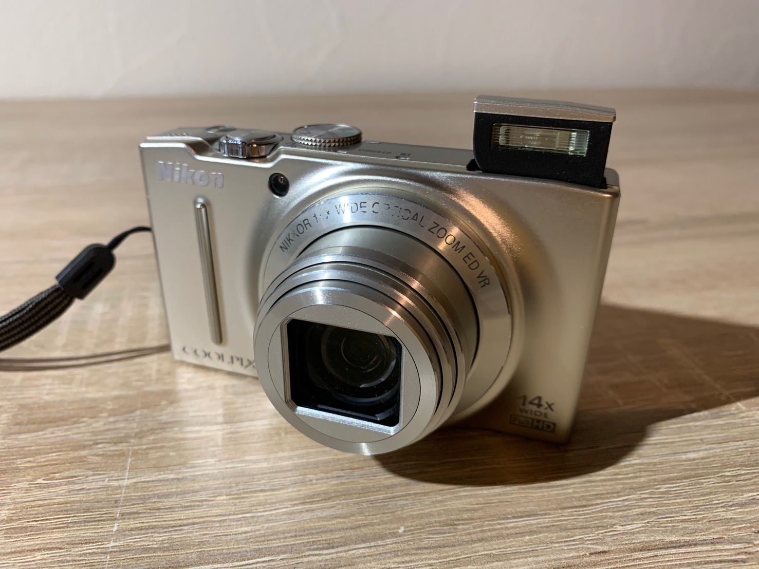 シルバー デジカメ