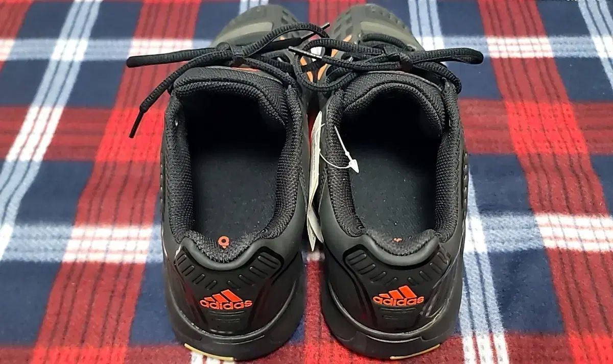 アディダス インドア