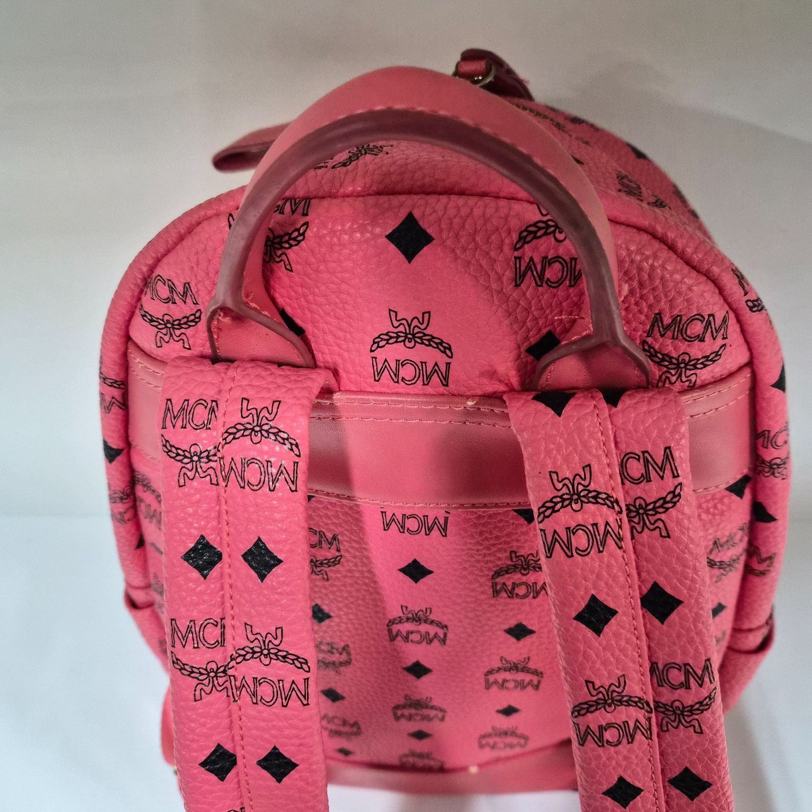 【MCM】ピンクリュック MCM ピンク リュック スタッズ付き エムシーエム(MCM)|スタッズ