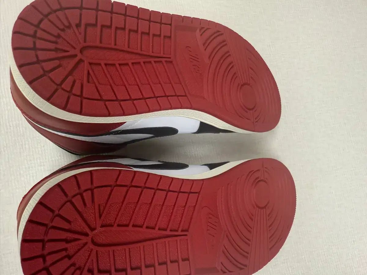 ナイキ エア ジョーダン1 ブラックトゥ 270