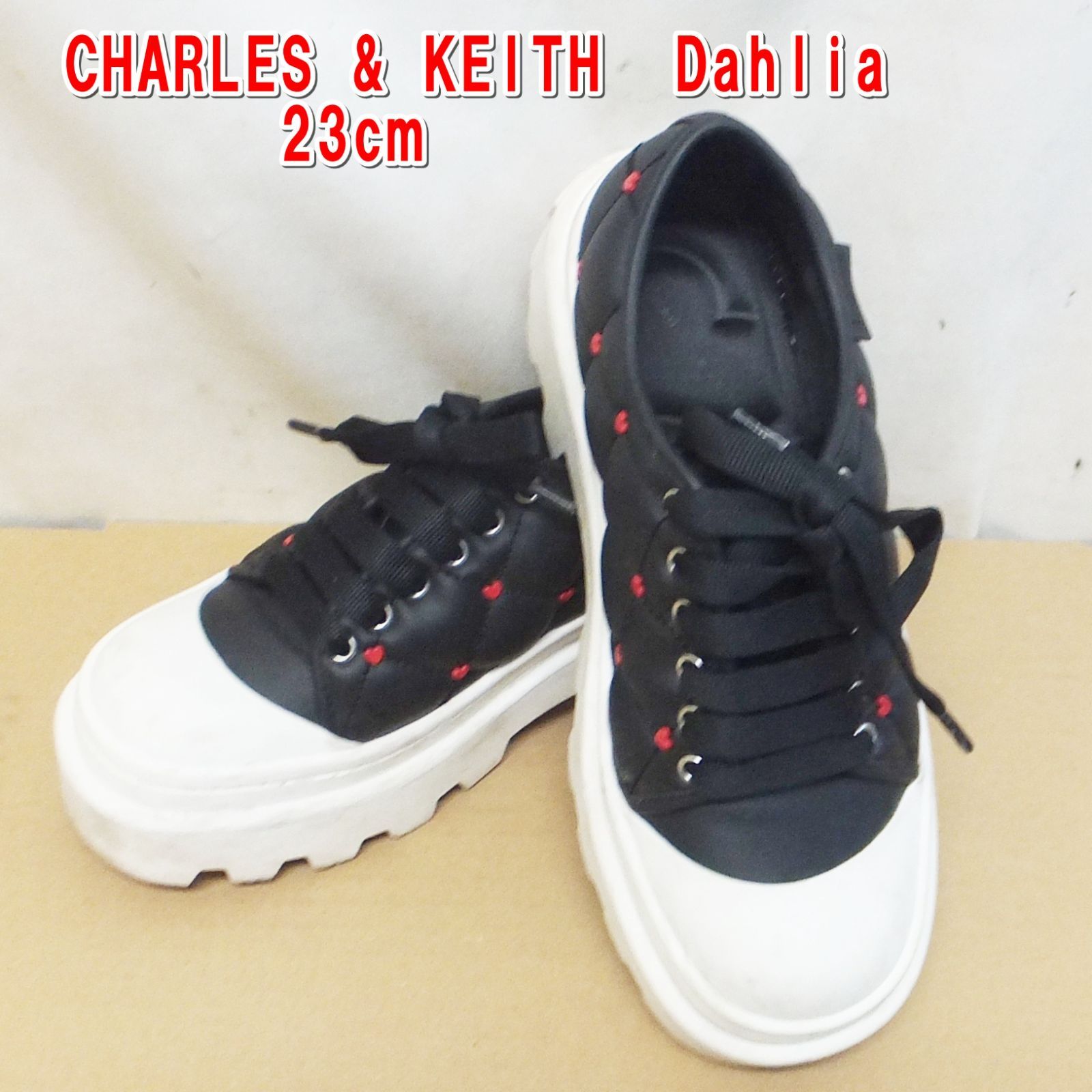 R752【特価】CHARLES & KEITH Dahlia ハートプリントチャンキー 