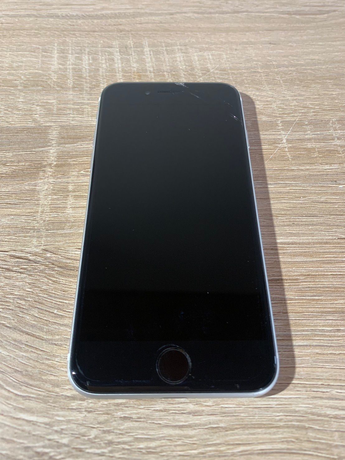 7570 iPhone SE 第二世代 64 GB ホワイト 画面ひび割れあり