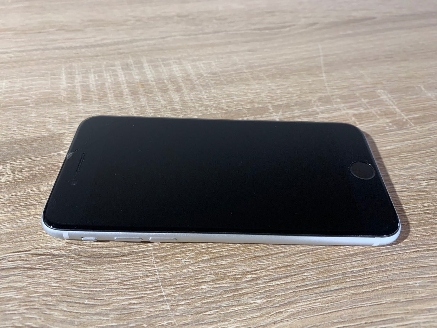 7570 iPhone SE 第二世代 64 GB ホワイト 画面ひび割れあり