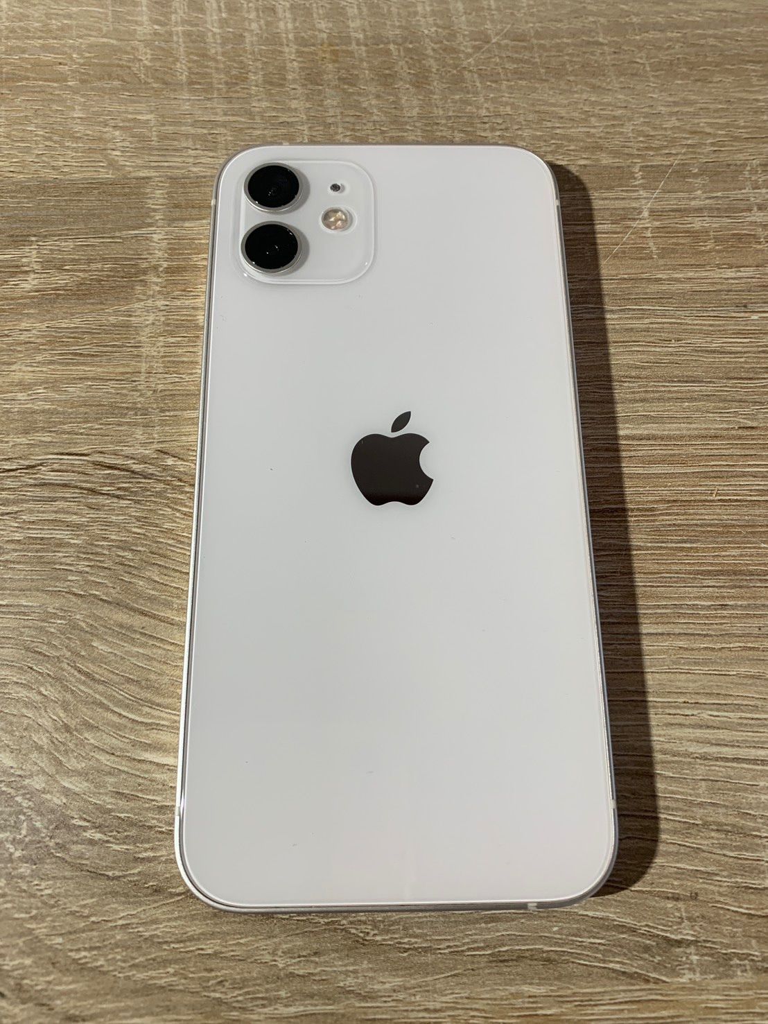 iPhone 12 ホワイト 背面ひび割れあり 7571 iPhone 12 ホワイト 画面表示不可 ひび割れあり - メルカリ