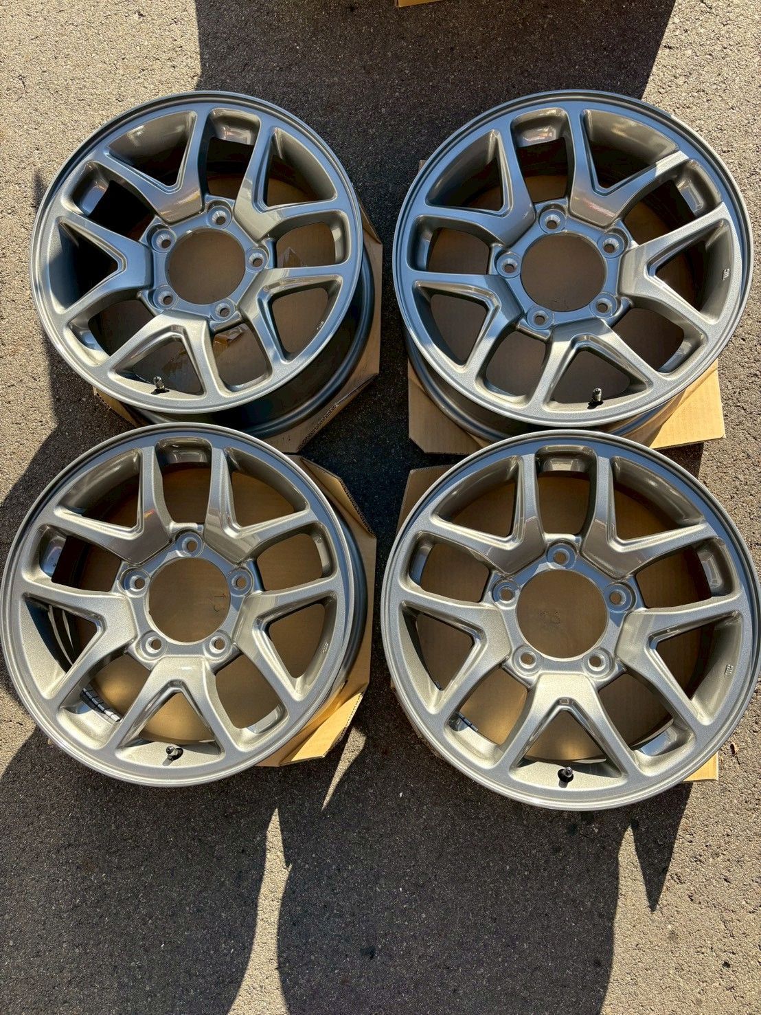 新車外し ジムニー 16インチ