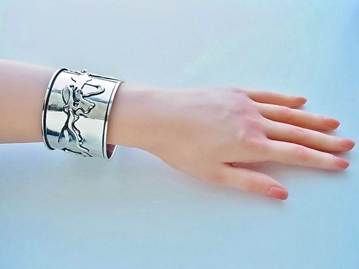 シルバー925の存在感抜群バングルだけど軽めの装着感で着けやすい