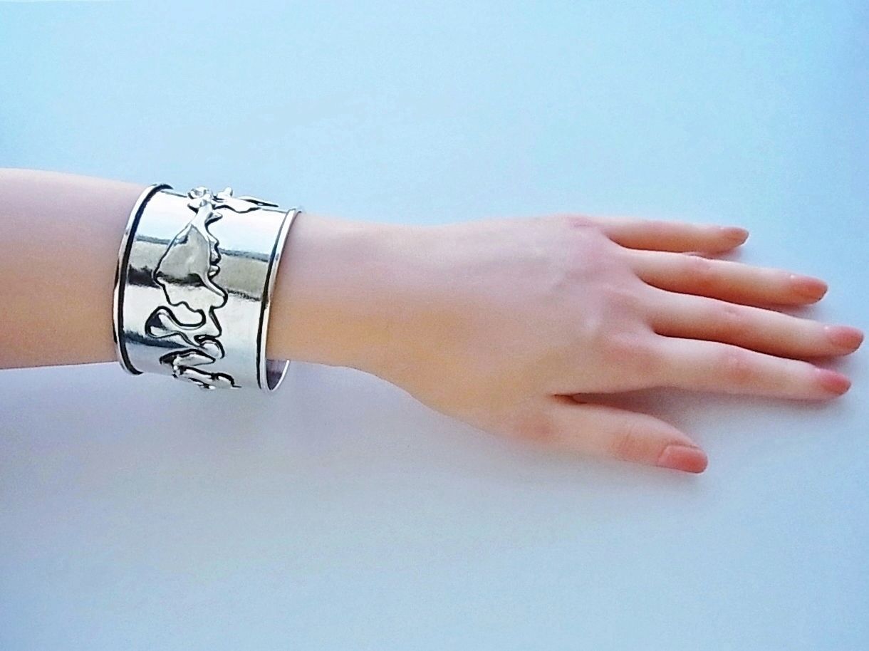 カプリシャスバングル2 シルバー925の存在感抜群バングルだけど軽めの装着感で着けやすい