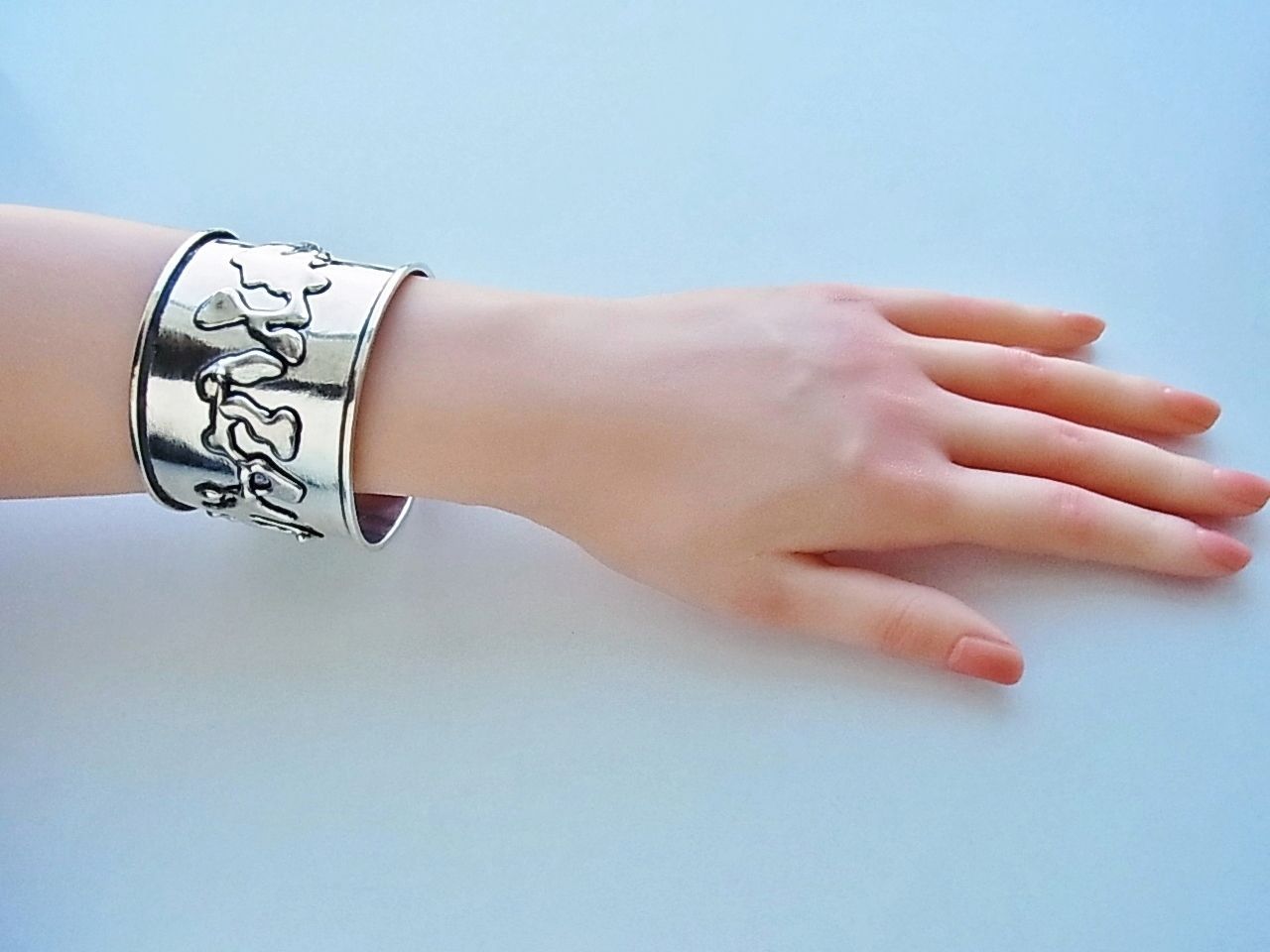 シルバー925の存在感抜群バングルだけど軽めの装着感で着けやすい