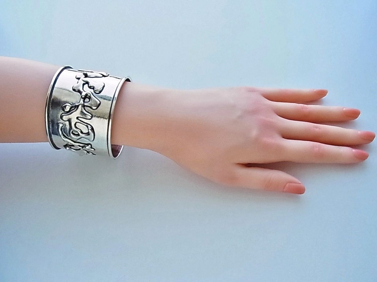  カプリシャスバングル2 シルバー925の存在感抜群バングルだけど軽めの装着感で着けやすい バングル リストバンド アクセサリー