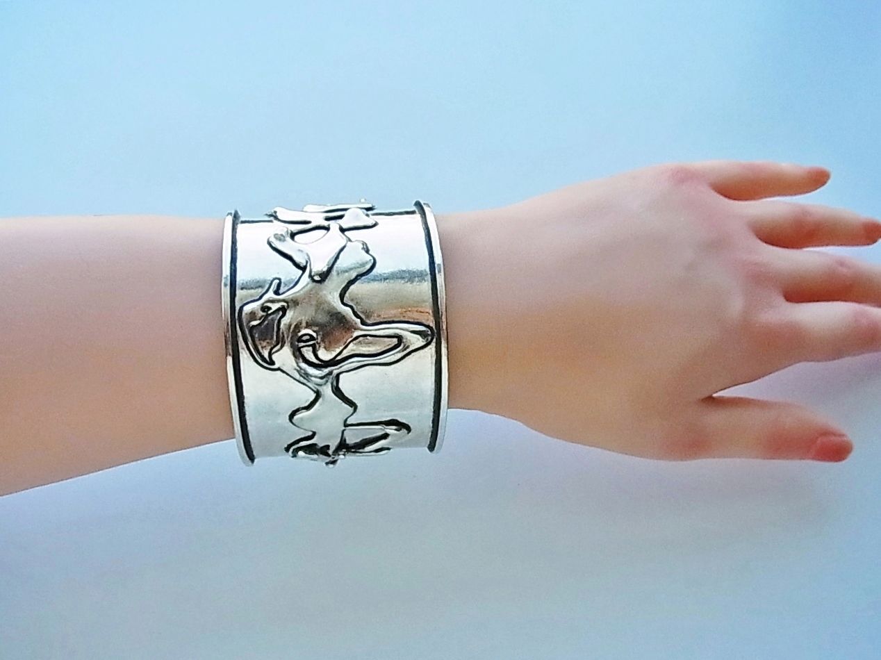 シルバー925の存在感抜群バングルだけど軽めの装着感で着けやすい