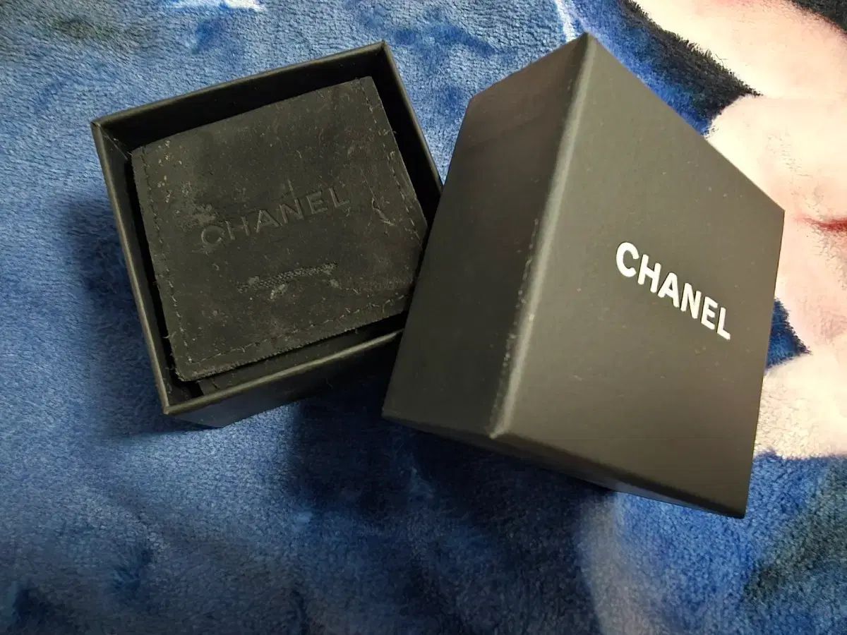 シャネル ボタン型