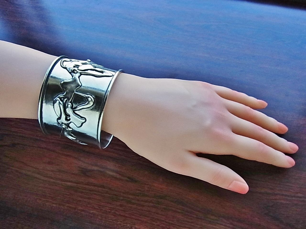 カプリシャスバングル2 シルバー925の存在感抜群バングルだけど軽めの装着感で着けやすい