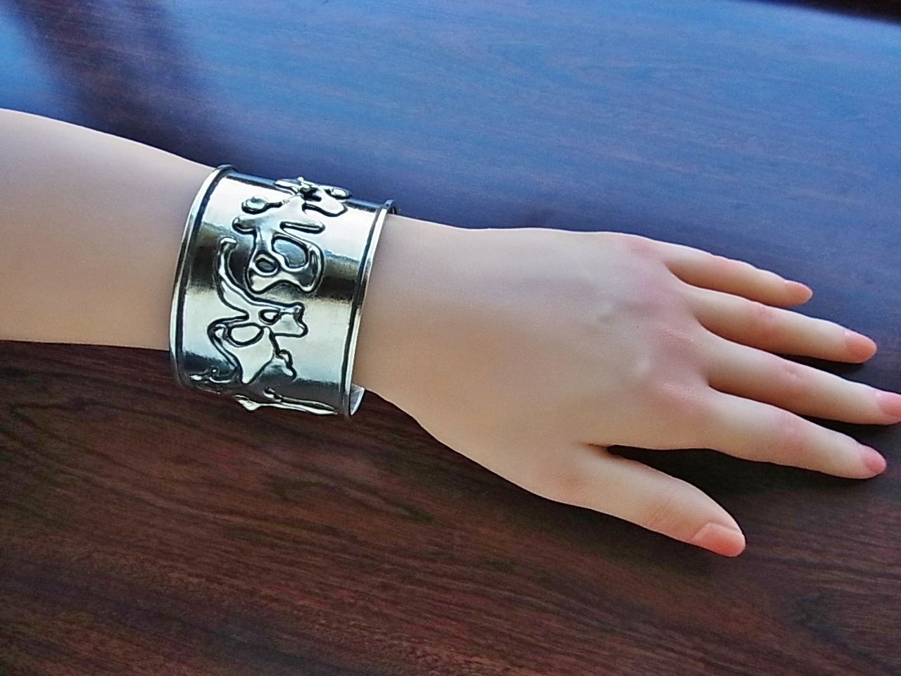 シルバー925の存在感抜群バングルだけど軽めの装着感で着けやすい