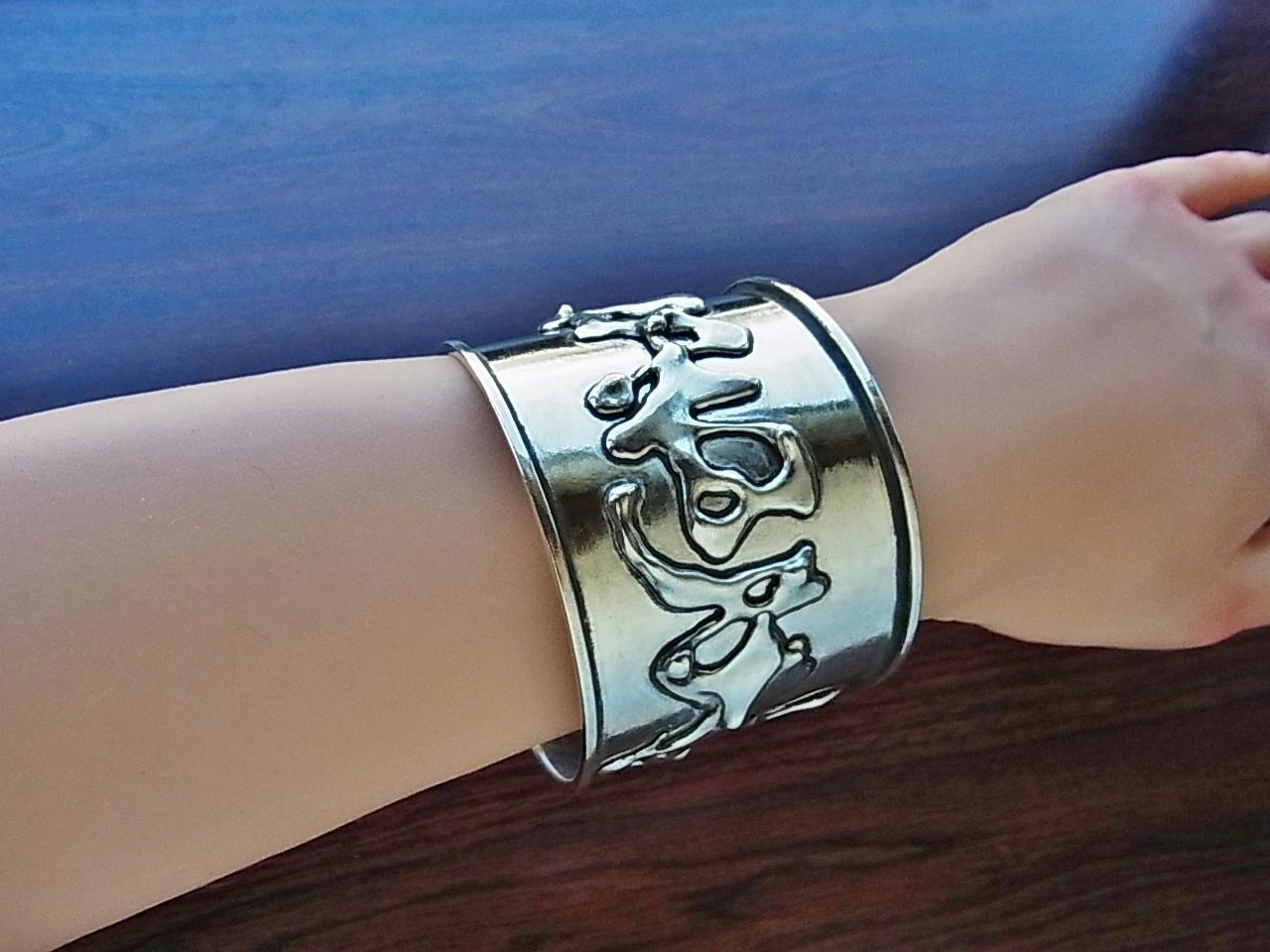 シルバー925の存在感抜群バングルだけど軽めの装着感で着けやすい
