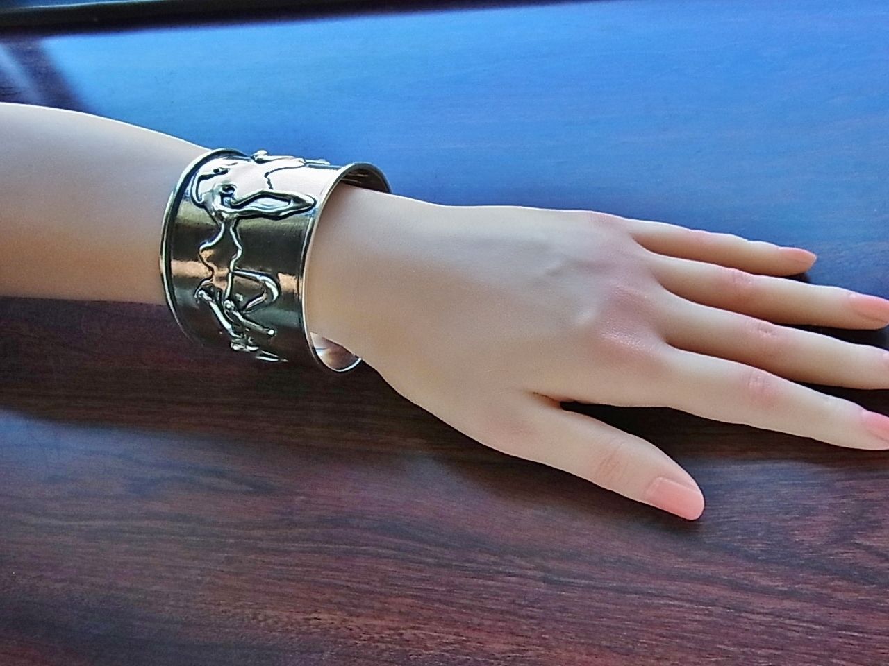 シルバー925の存在感抜群バングルだけど軽めの装着感で着けやすい