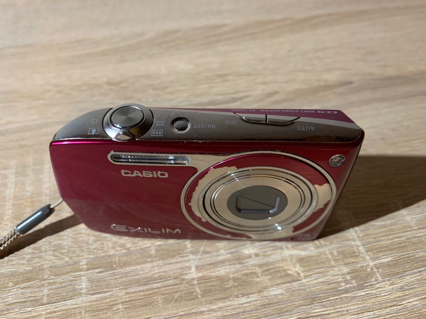 7581 Casio カシオ EXILIM EX-Z2000 ワインレッド ジャンク品 デジカメ
