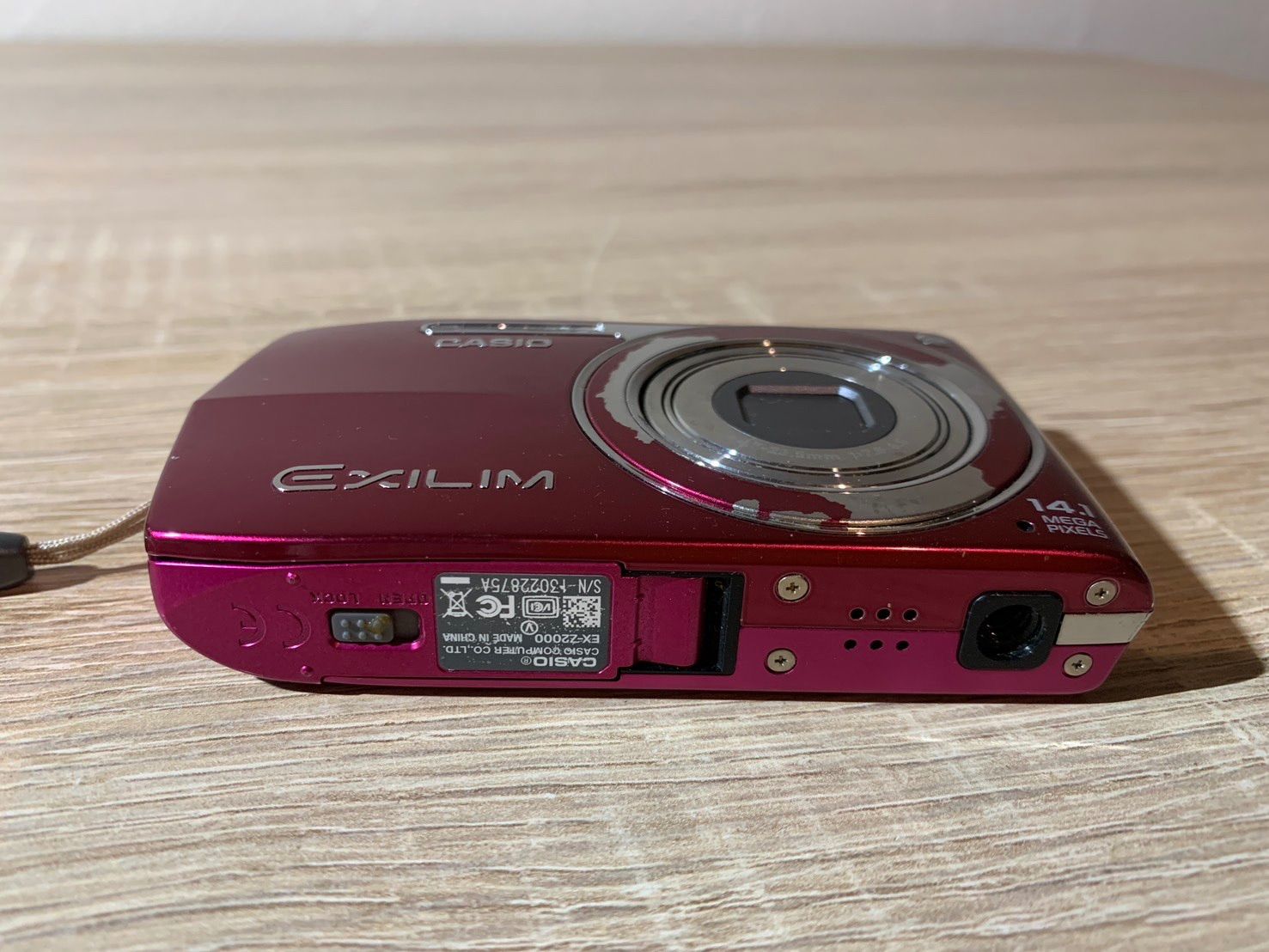 7581 Casio カシオ EXILIM EX-Z2000 ワインレッド ジャンク品 デジカメ