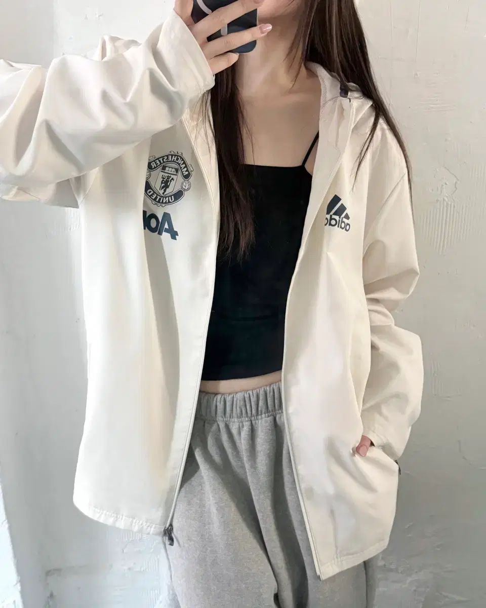 アディダス マンチェスターユナイテッド クリーム ネイビー COLOR フード ウィンドブレーカー