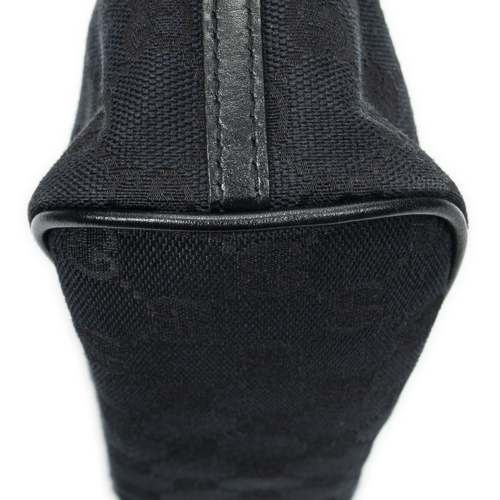 GUCCI グッチアクセサリーポーチ黒GGキャンバスA