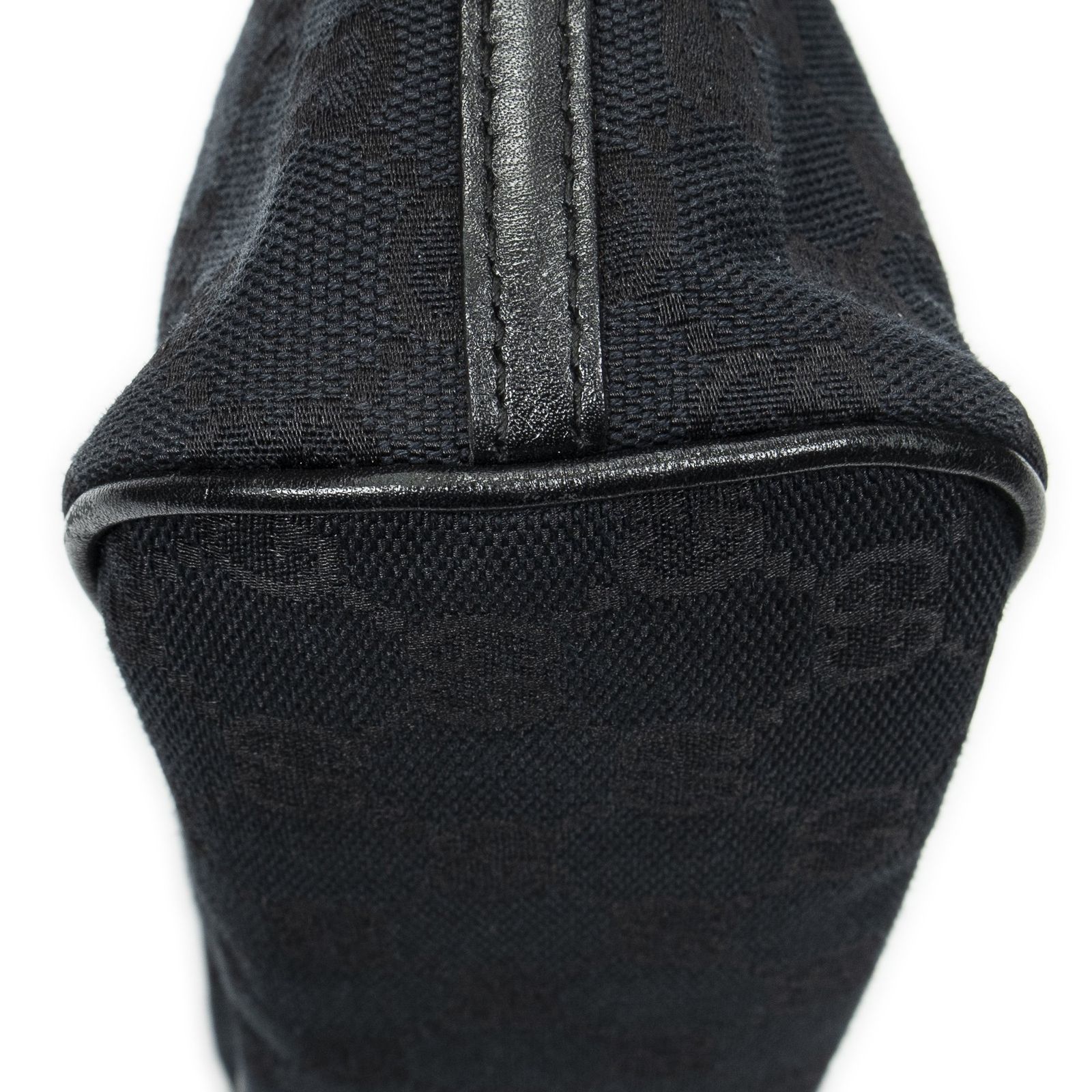 GUCCI グッチアクセサリーポーチ黒GGキャンバスA