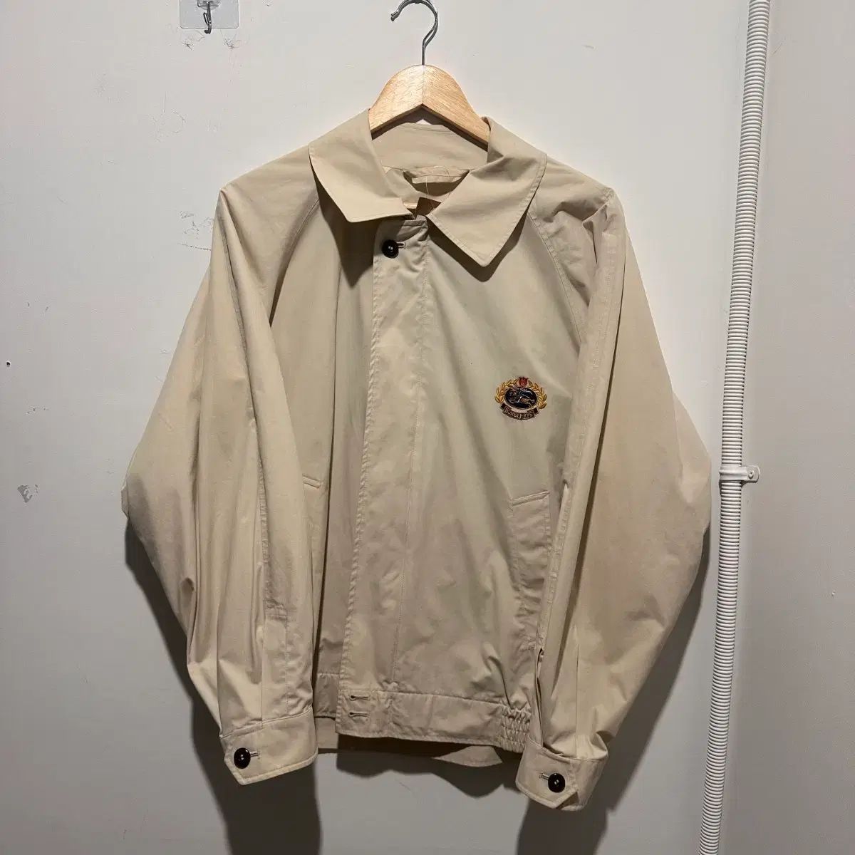 BURBERRYバーバリーロンドンのエンブレムベージュジャケット バーバリー エンブレム ベージュ ジャケット - メルカリ