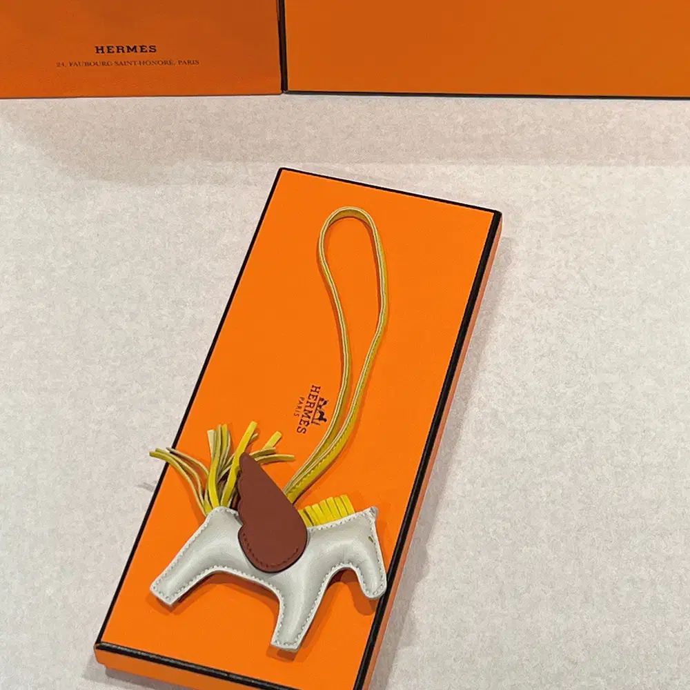 エルメス カーフスキン-ラム スキン ロデオ ペガサス PM 装飾 チャーム アイボリー ブラウン