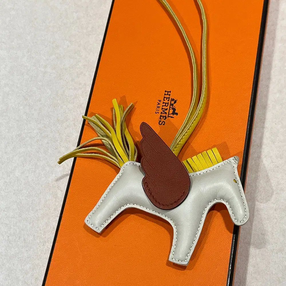  エルメス カーフスキン-ラム スキン ロデオ ペガサス PM 装飾 チャーム アイボリー ブラウン キーホルダー キーリング 小物