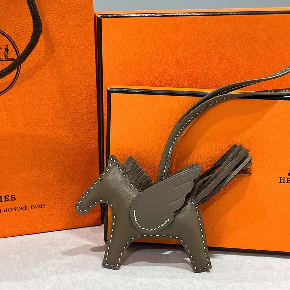 エルメス カーフスキン-ラムスキン ローデオプ. ペガサス PM 装飾 チャーム エトープ