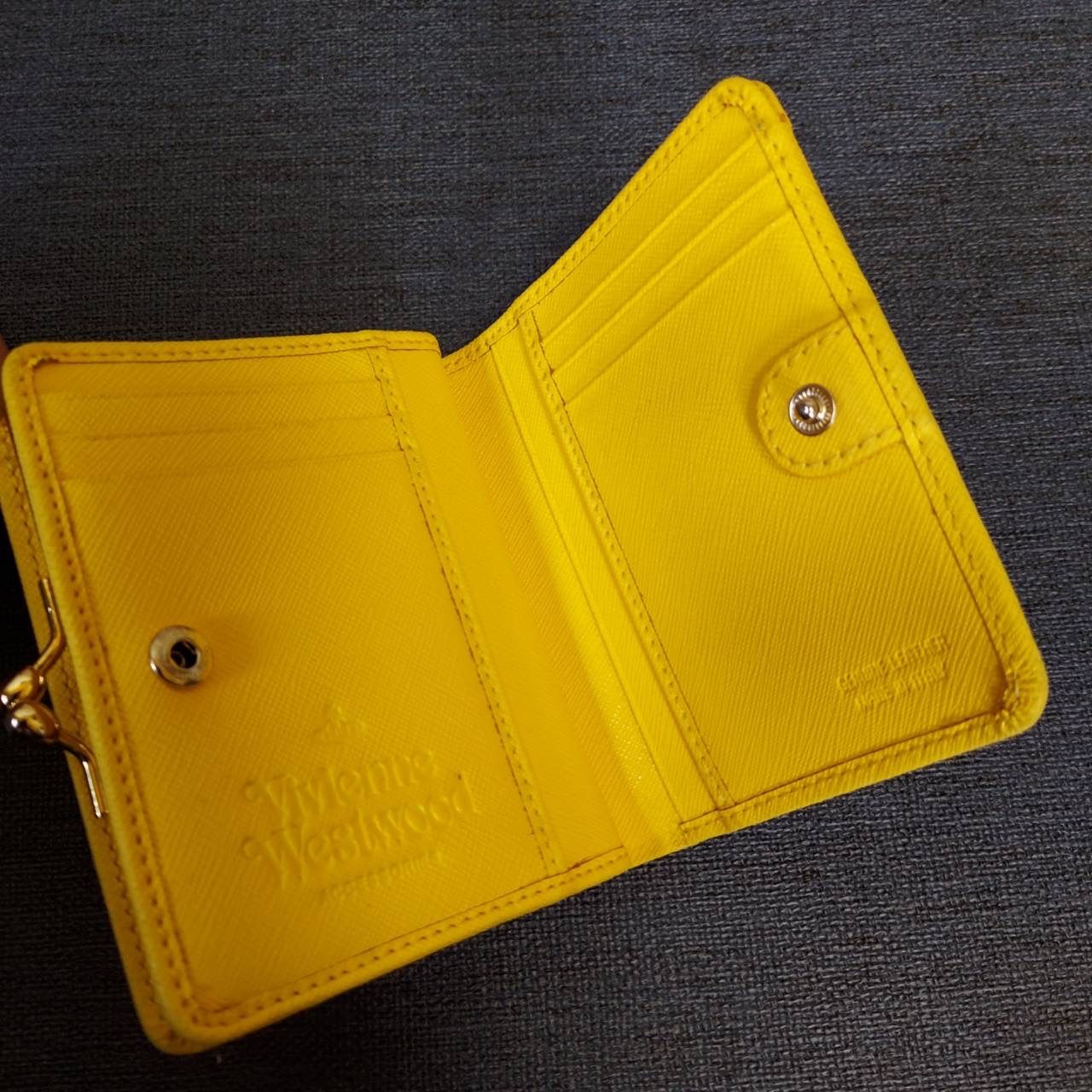 ヴィヴィアンウエストウッド レザー がま口 二つ折り財布 黄色 - メルカリ