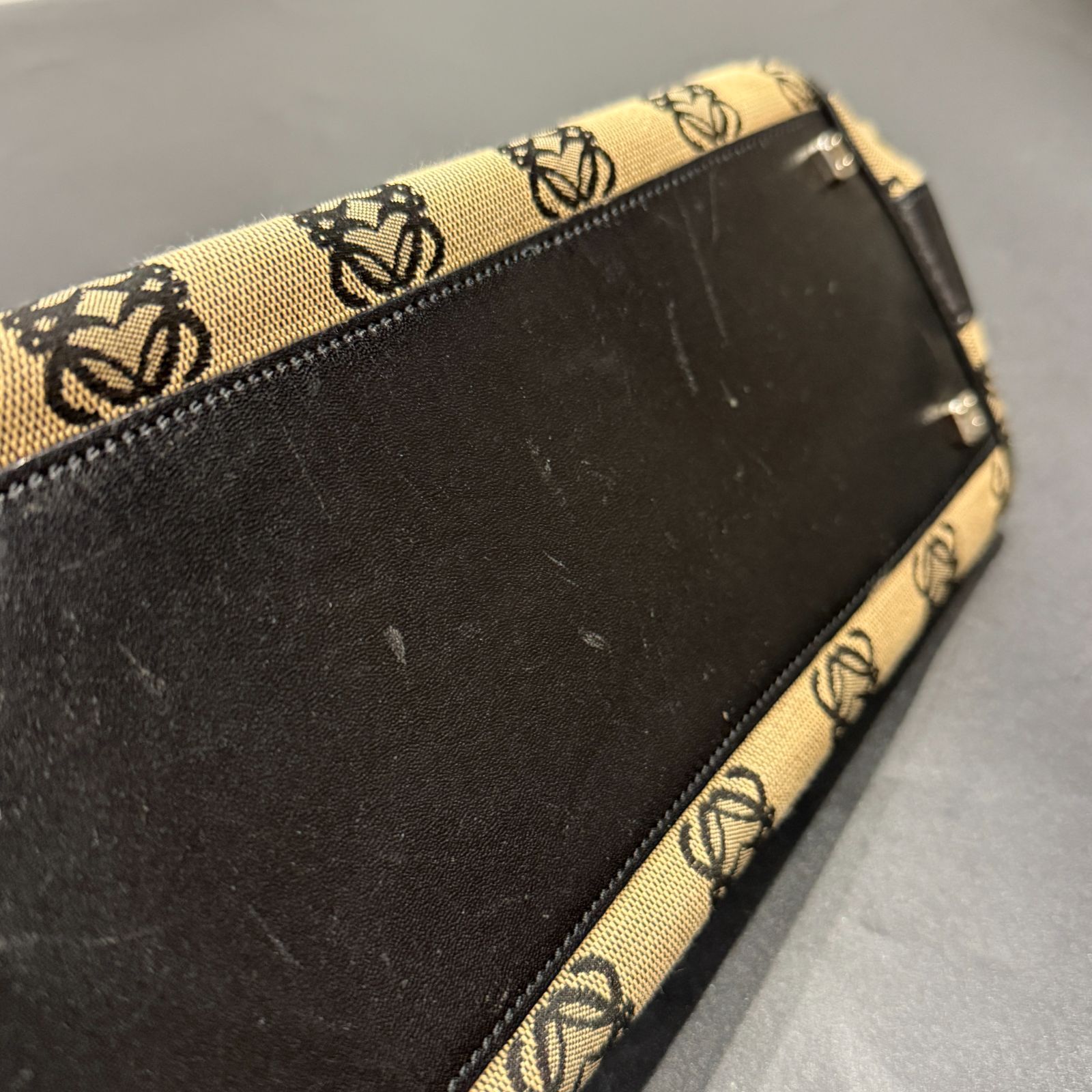 ロエベ ハンドバッグ 軽量素材 ウエストゴム