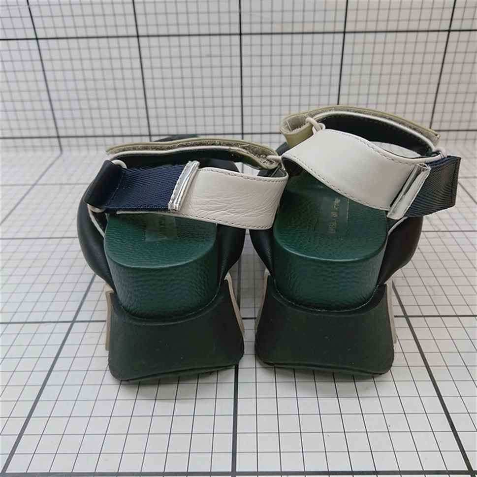 D. 厚底サンダル