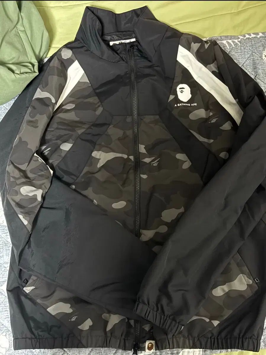 A BATHING APE アベイシングエイプ カモフラ ウィンドブレーカー