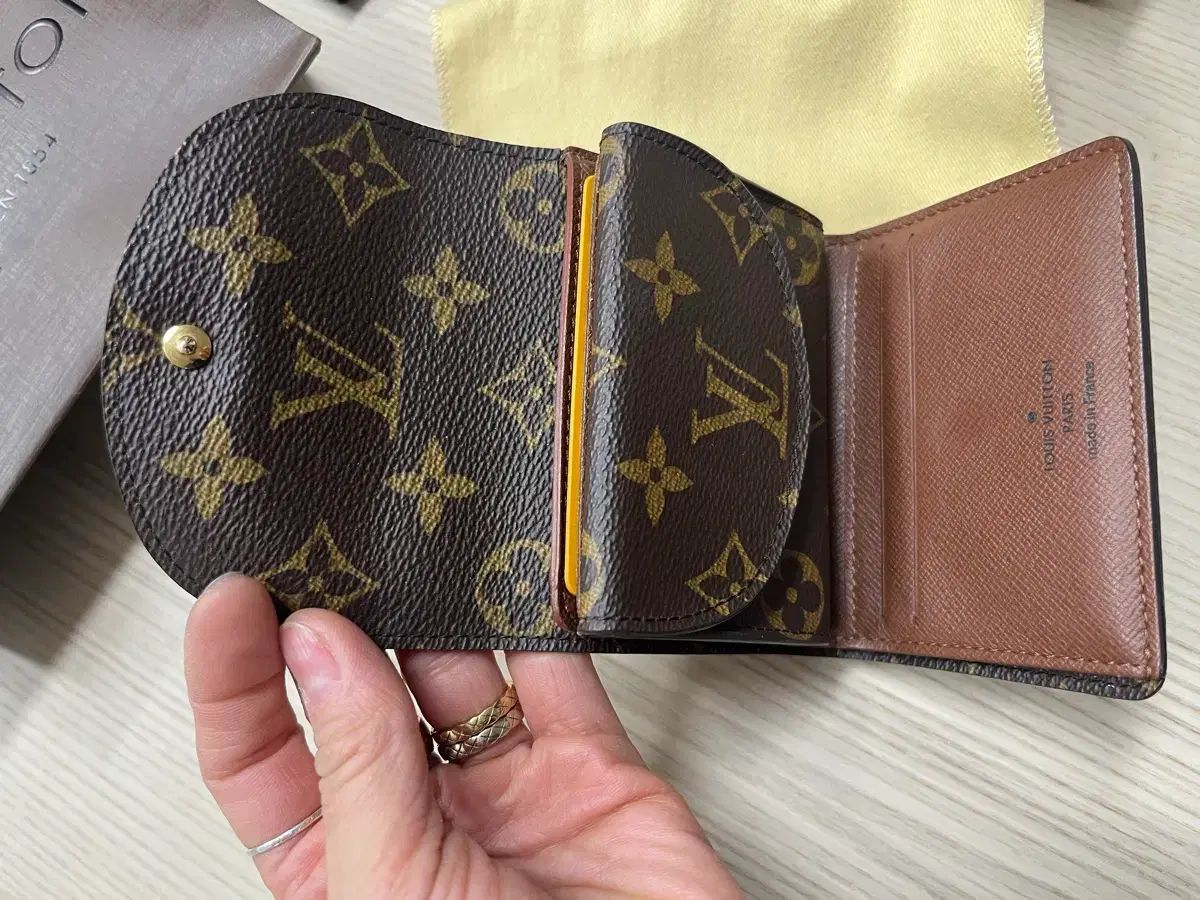 ルイヴィトン モノグラム エルン 二つ折り財布