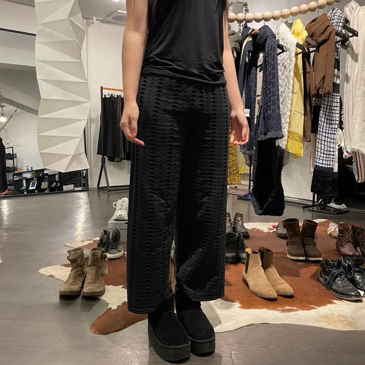  CFCL カットアウト デザインテープ パンツ ジョガーパンツ スウェットパンツ パンツ