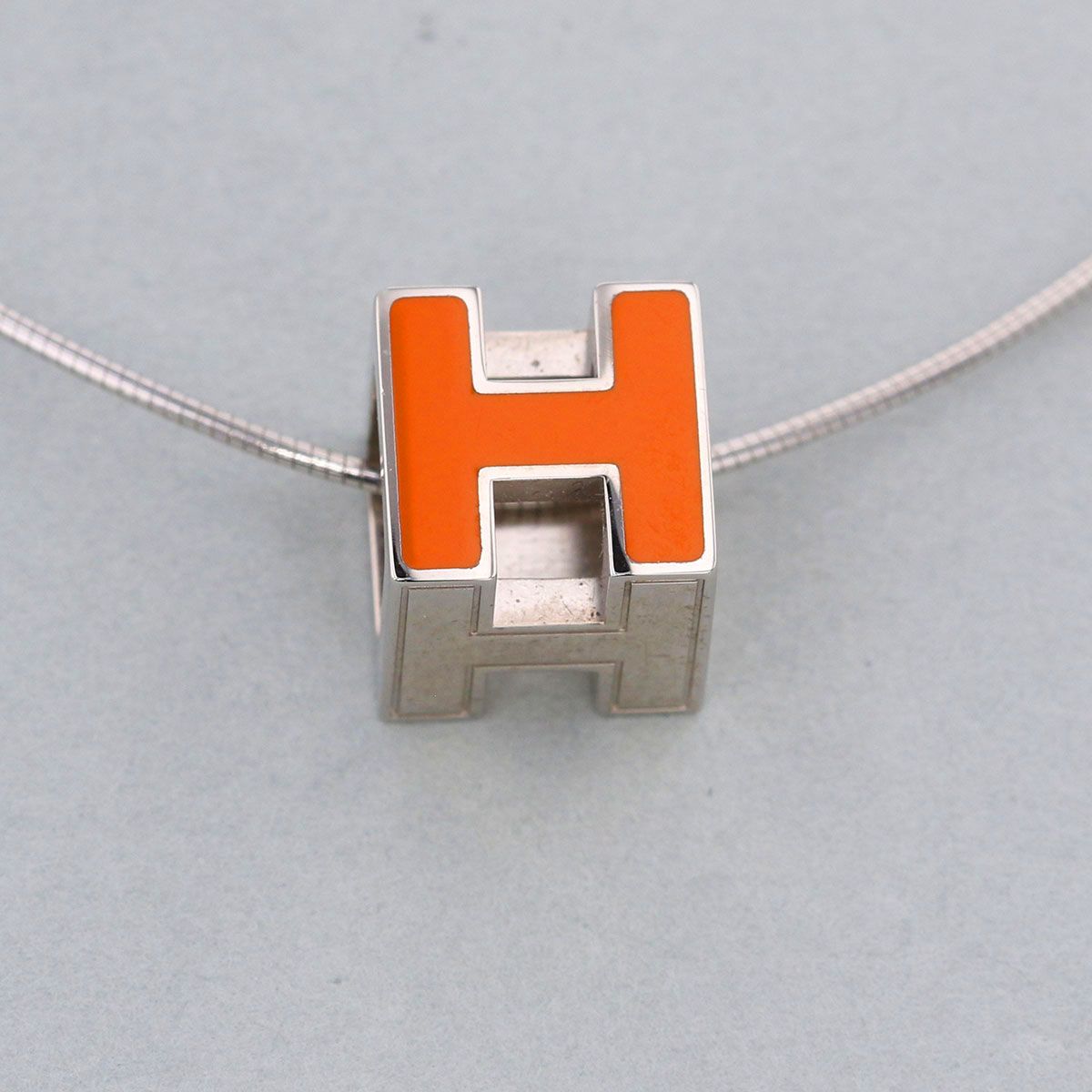 エルメス　Hキューブ　ネックレス　オレンジ HERMES - 【中古】エルメス ネックレス カージュドアッシュ Hキューブ