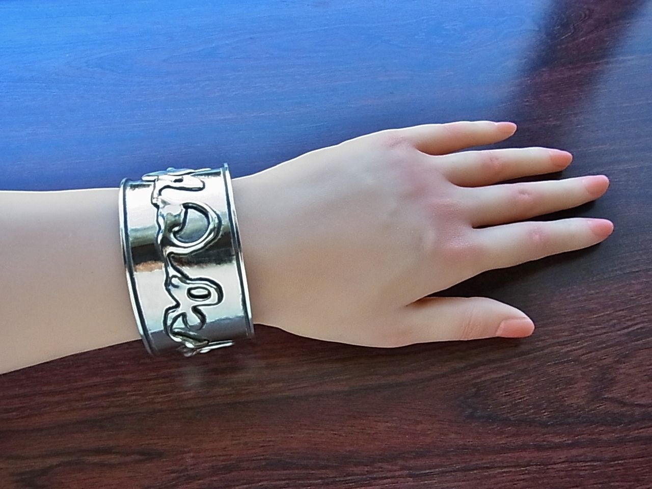 カプリシャスバングル4 シルバー925の存在感抜群バングルだけど軽めの装着感で着けやすい