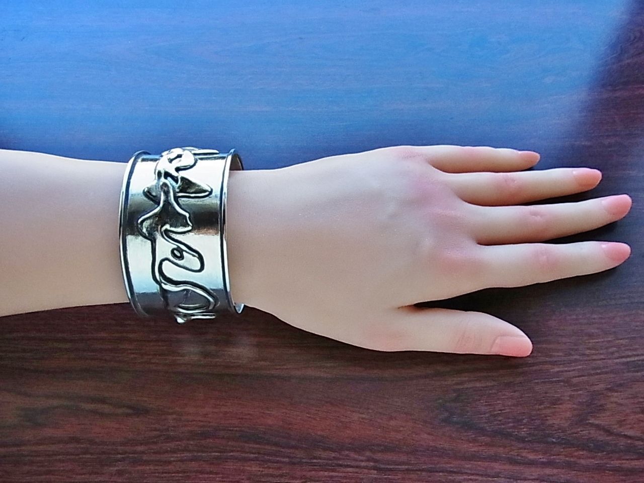 カプリシャスバングル4 シルバー925の存在感抜群バングルだけど軽めの装着感で着けやすい