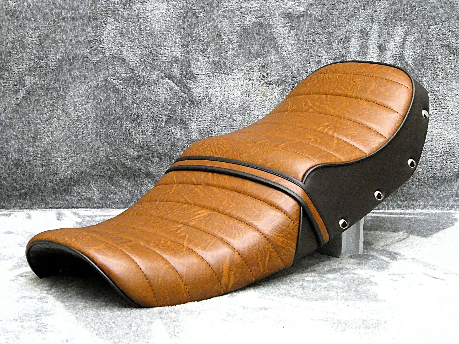 CBX 400 F 鋲打ち 茶ツートン タックロールシート 茶CBX 550 FブラウンNC 04 PC 07段シートBROWNあんこ抜き ローダウンシート へっぽこ社長 外装 アルミ製ボディ シート 