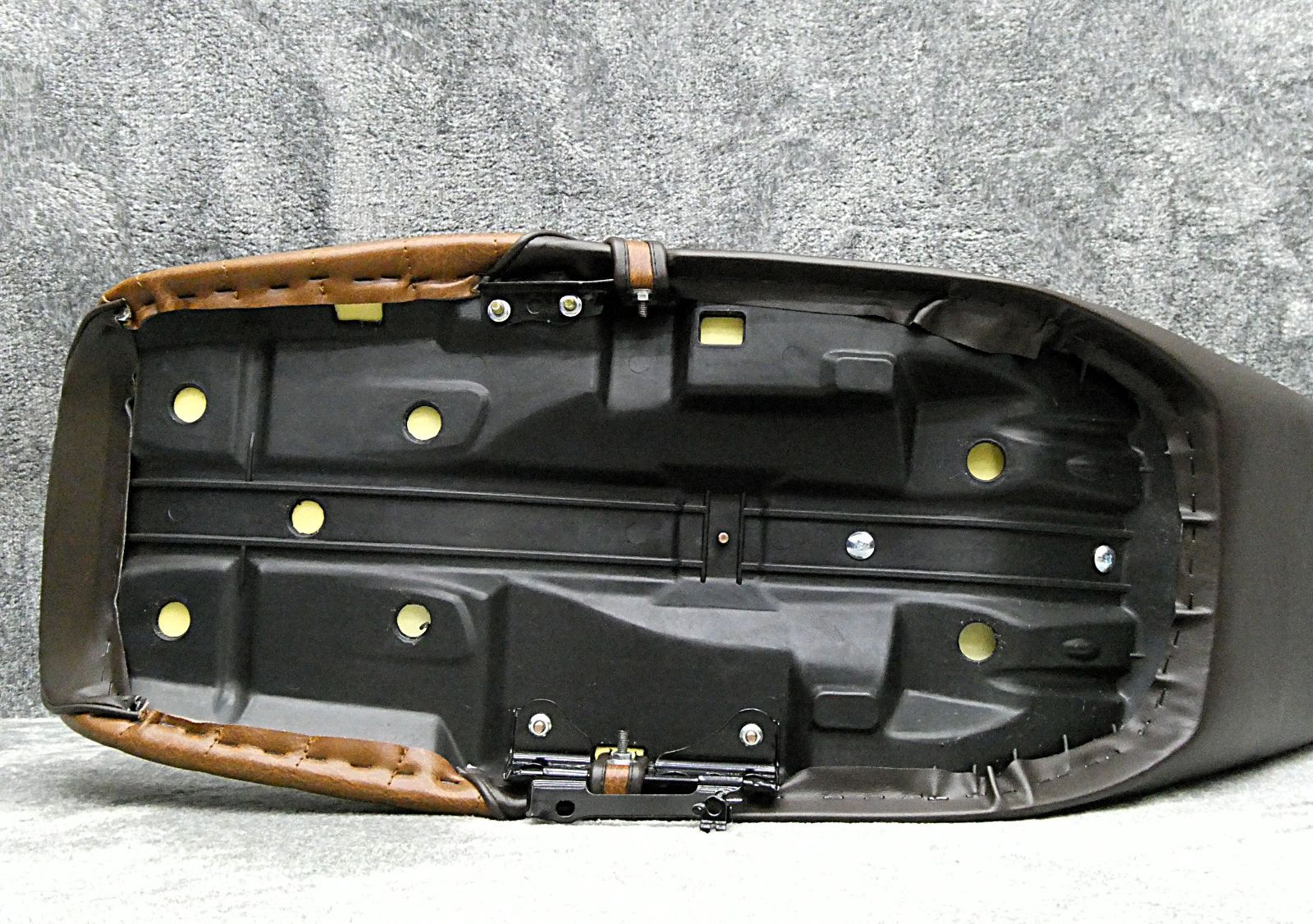 GS400 鋲打ち 茶ツートン40cm三段シート/補強入 ブラウン3段シート GS400 鋲打ち 茶ツートン40cm 三段シート/補強入 ブラウン gs400 3段シート