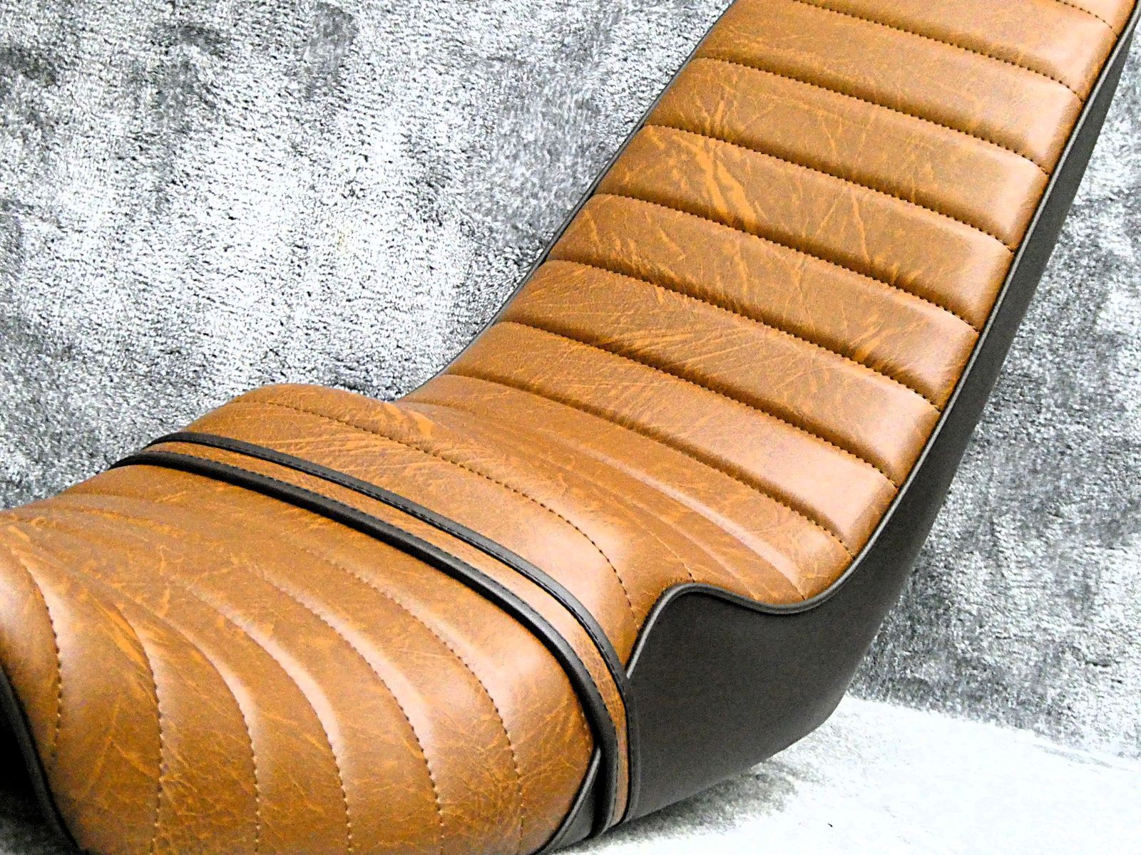 CBR400F 茶ツートン タックロールシート / あんこ抜き 完成品 CBR400F タックロール シート 茶ツートン / あんこ抜き 完成品