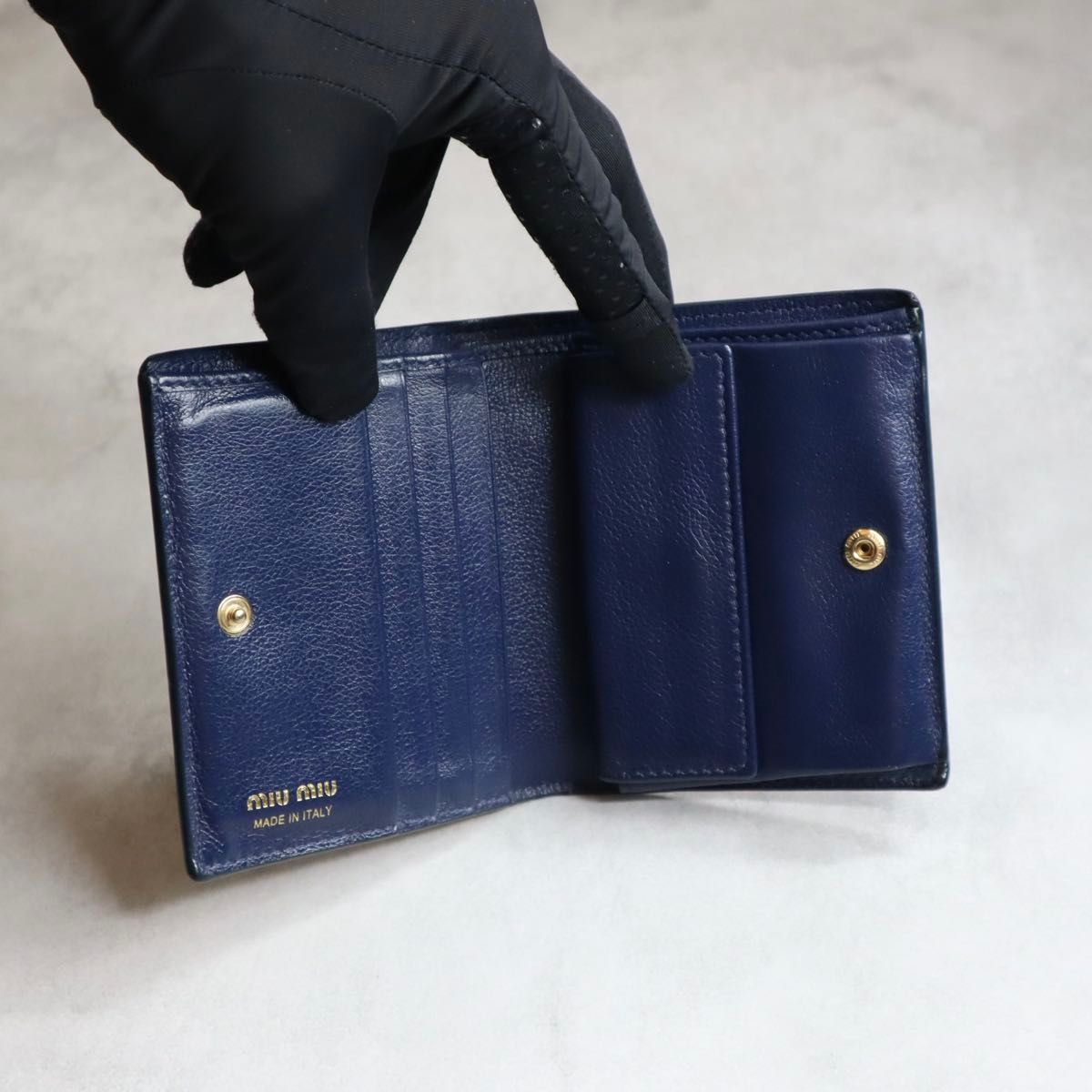 【新品未使用】miu miu ミュウミュウ 花柄 二つ折り財布 ネイビー miu miu ミュウミュウ / フラワープリントコンパクトウォレット 二