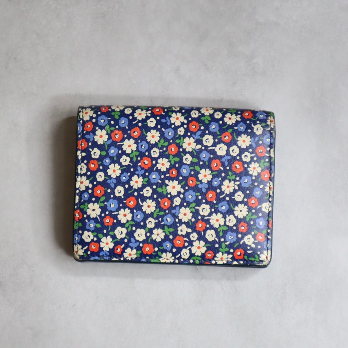 miu ミュウミュウ フラワープリントコンパクトウォレット 二つ折り財布 花柄 ネイビー ゴールド 5 MV 204