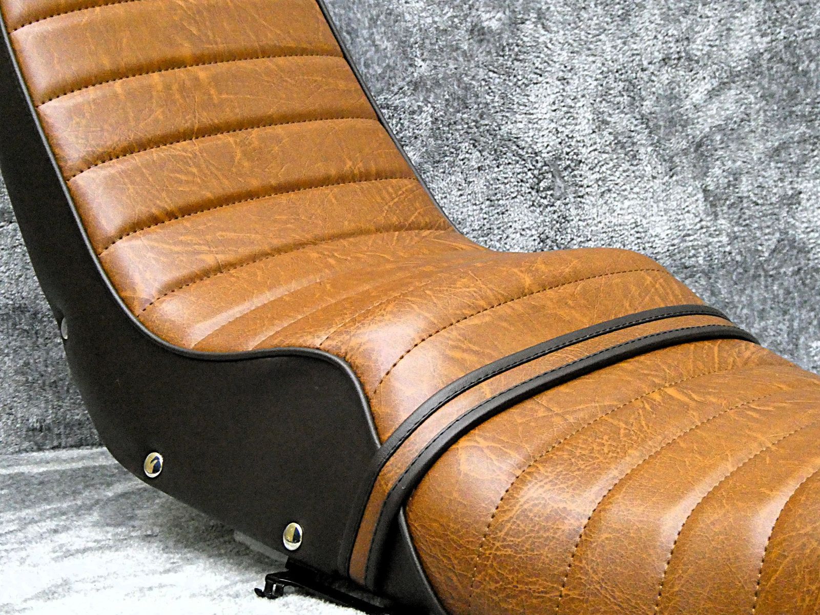 CBX400F 鋲打ち 茶ツートン 40cm 三段シート/補強入CBX550Fブラウン