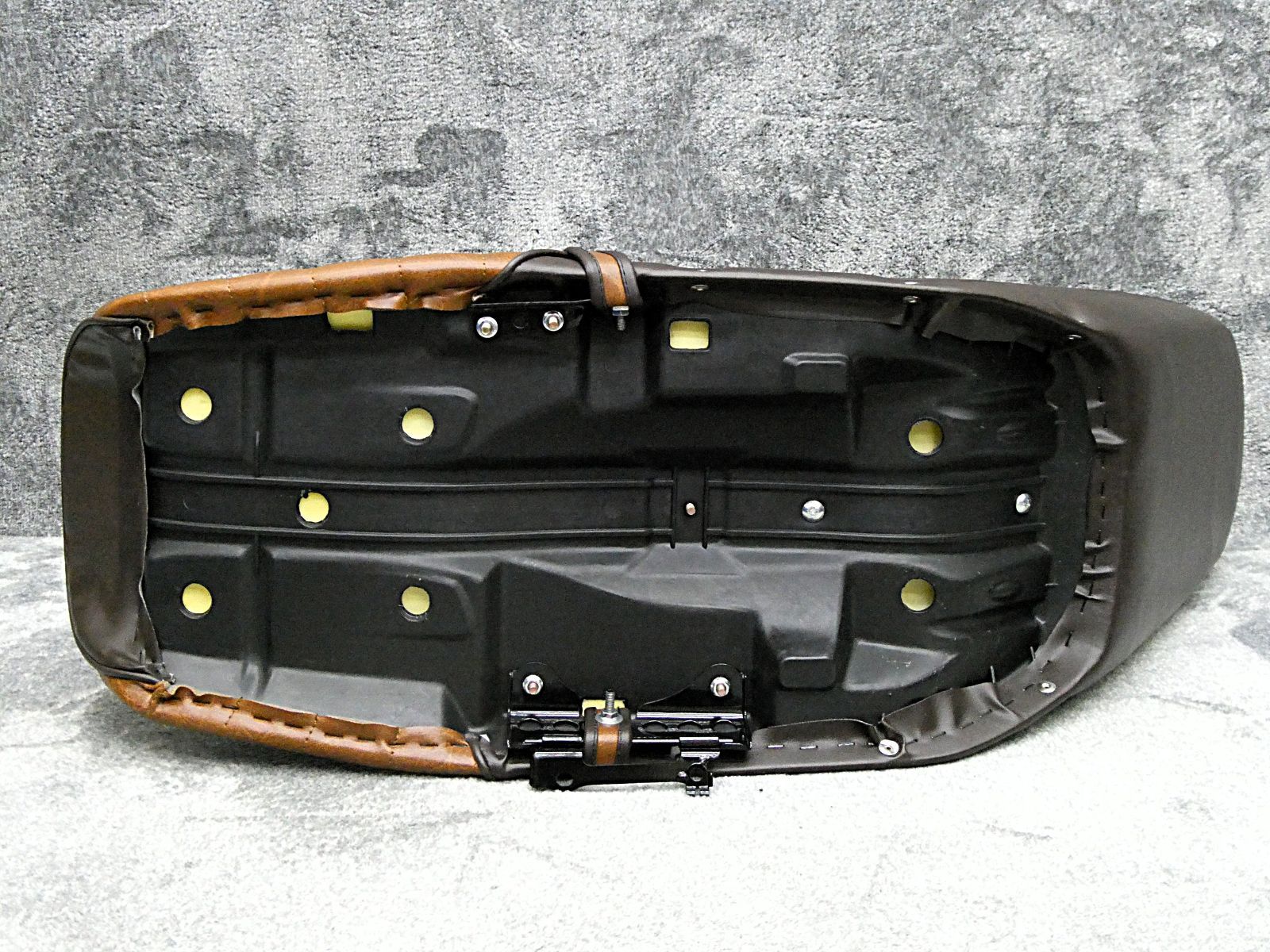 CBX400F 鋲打ち 茶ツートン 40cm 三段シート/補強入CBX550Fブラウン