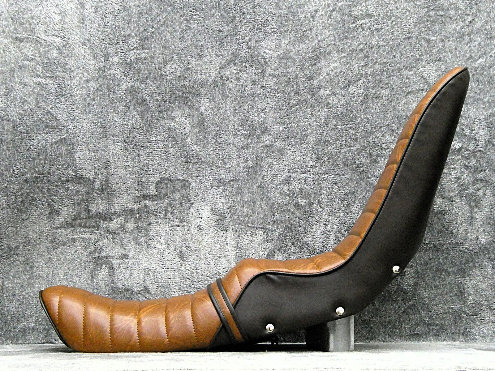 CBX400F 鋲打ち 茶ツートン 40cm 三段シート/補強入CBX550Fブラウン