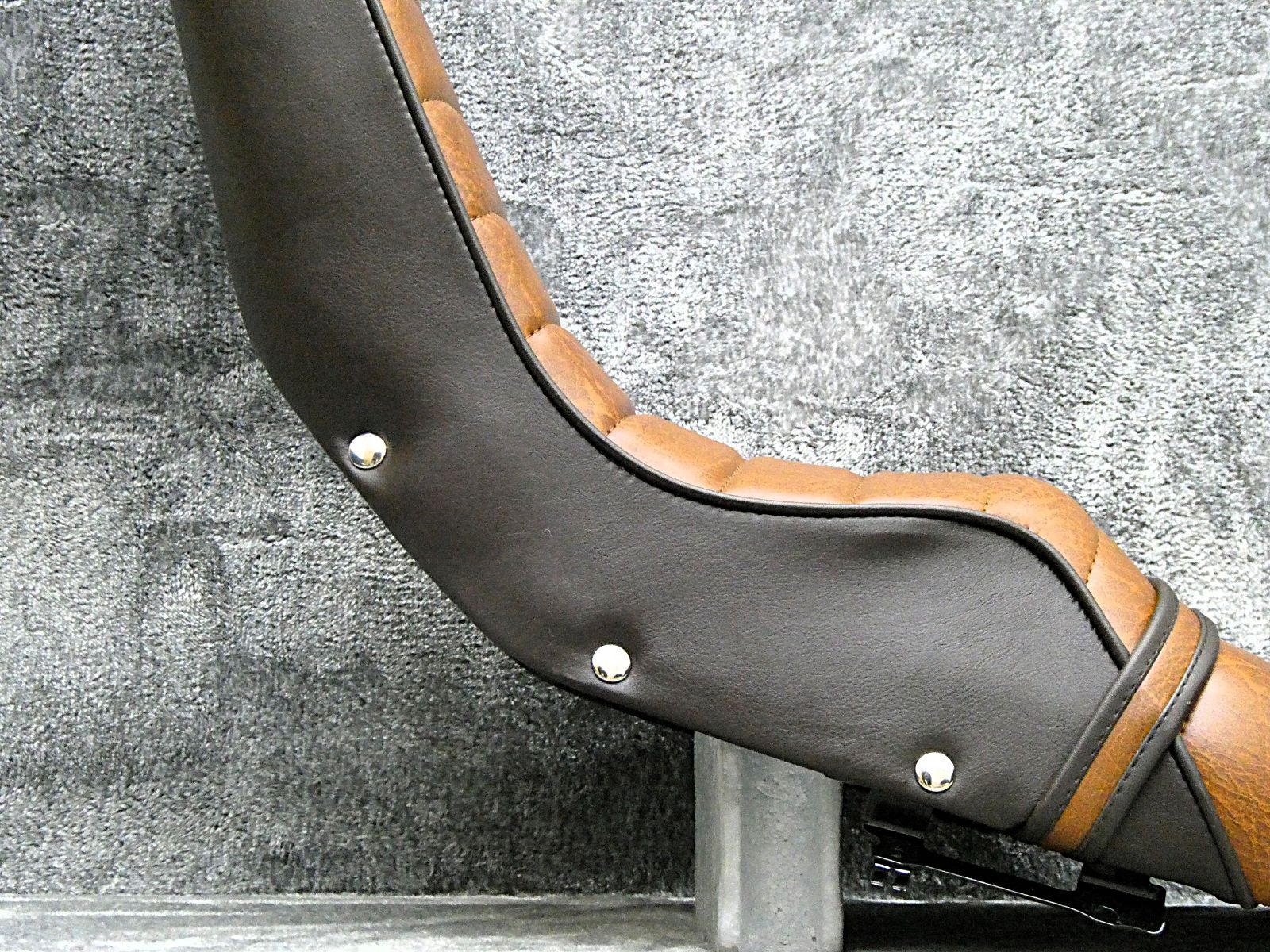 CBX400F 鋲打ち 茶ツートン 40cm 三段シート/補強入CBX550Fブラウン